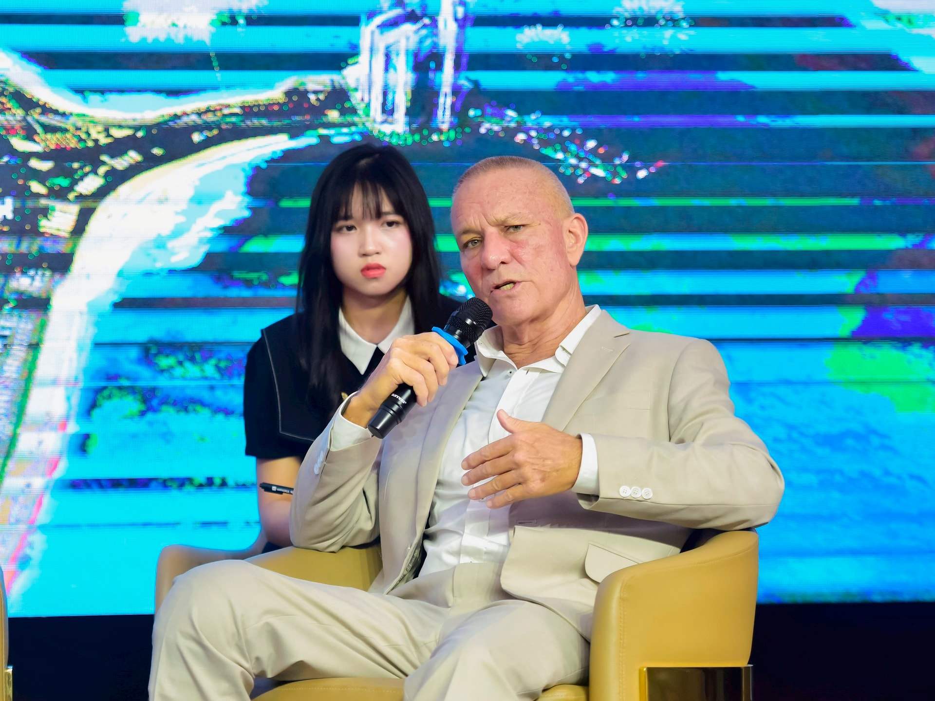 Việt Nam chuyển mình thành điểm đến đầu tư hấp dẫn của dòng vốn ngoại, bất động sản hưởng lợi lớn - Ảnh 4.