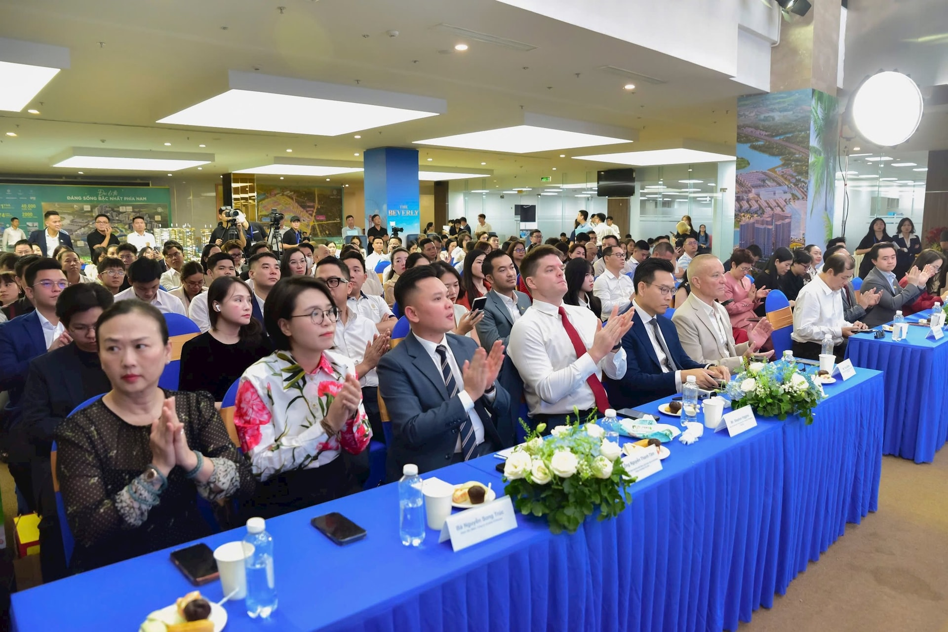 Việt Nam chuyển mình thành điểm đến đầu tư hấp dẫn của dòng vốn ngoại, bất động sản hưởng lợi lớn - Ảnh 2.